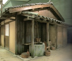 裏長屋の一画には共同井戸と共同便所(『大阪市立住まいのミュージアム図録』)
