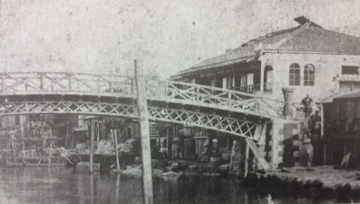 明治5年(1872)に架け替えられた遊廓入口の新町橋(『古写真は語る おおさか水辺の風景』)