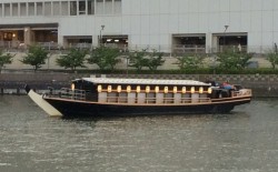 大川を遊覧する現在の屋形船
