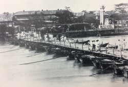 難波橋の船橋(『写真で見る大阪市100年』)