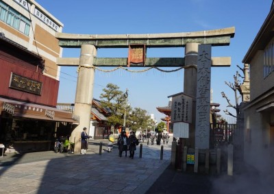 「日本の三鳥居」の一つの四天王寺西門の石の鳥居