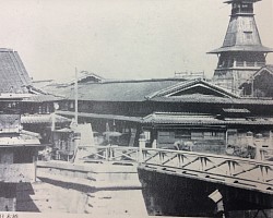日本橋の北詰めの左が旅人宿、右は安井家の屋敷、その後は火の見櫓(『写真で見る大阪市100年』)