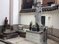 山門の横に十一面観世音菩薩、左に水掛地蔵菩薩が祀られている